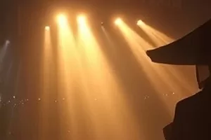 悬疑剧集《旧钟摆》钟楼齿轮特写封面